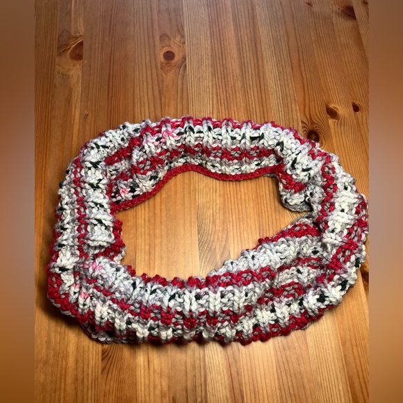 NWOT Red/grey/white infinity scarf - Picture 3 of 11